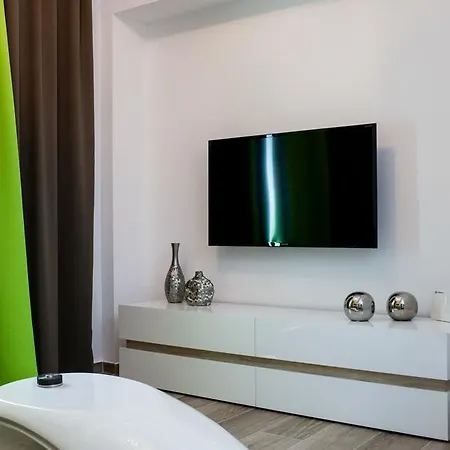 Laura Lifestyle And History Apartment